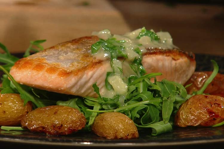 Salmon in white chocolate, dill and lemon sauce